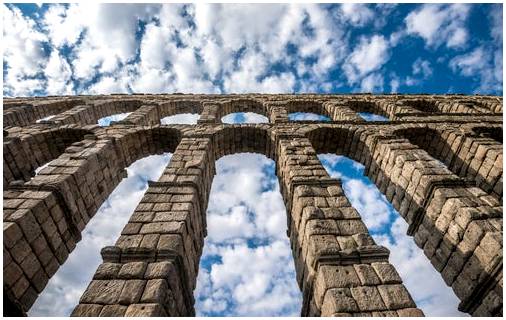 Как был построен римский акведук в Сеговии?