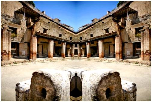 Мы открываем для себя римский город Геркуланум.