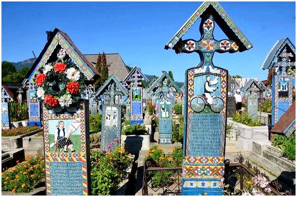 Веселое кладбище Сапанта в Румынии