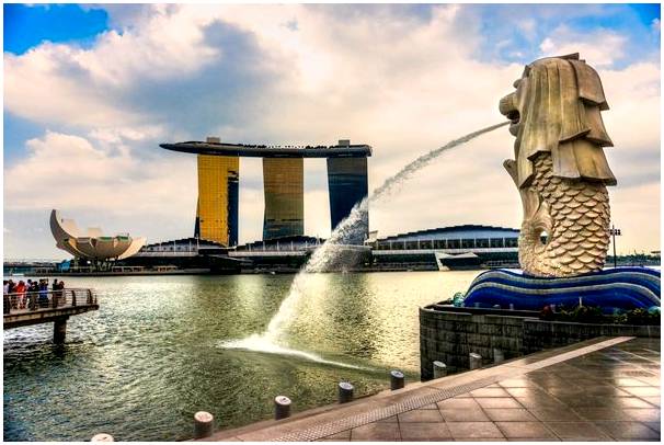 Парк Мерлион, лев-русалка, символ Сингапура.
