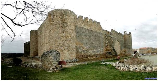 Уруэнья, красивый город-крепость в Вальядолиде.