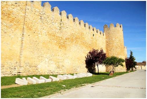 Уруэнья, красивый город-крепость в Вальядолиде.