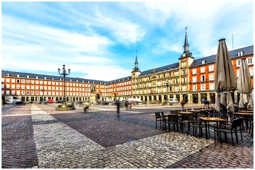 Узнайте об истории площади Пласа-Майор в Мадриде.