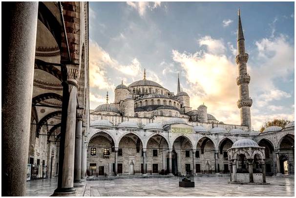 Узнайте о невероятной истории Голубой мечети в Стамбуле.