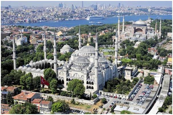 Узнайте о невероятной истории Голубой мечети в Стамбуле.