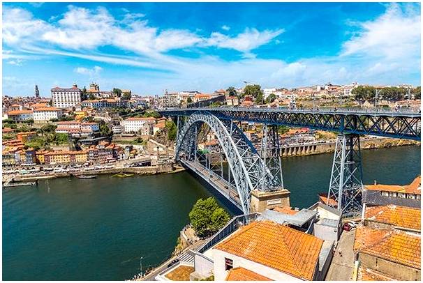 Передвигайтесь по городу Порту, множество возможностей
