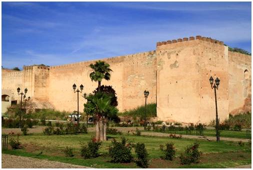 Мы посещаем Мекнес, один из имперских городов Марокко.