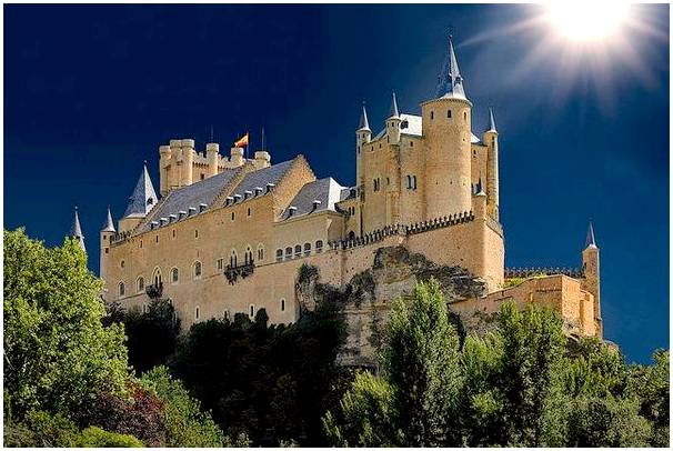 10 замков Европы, из которых можно отправиться в прошлое