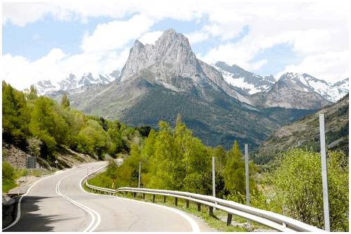 Приезжайте и откройте для себя лучшие мотоциклетные маршруты Испании.