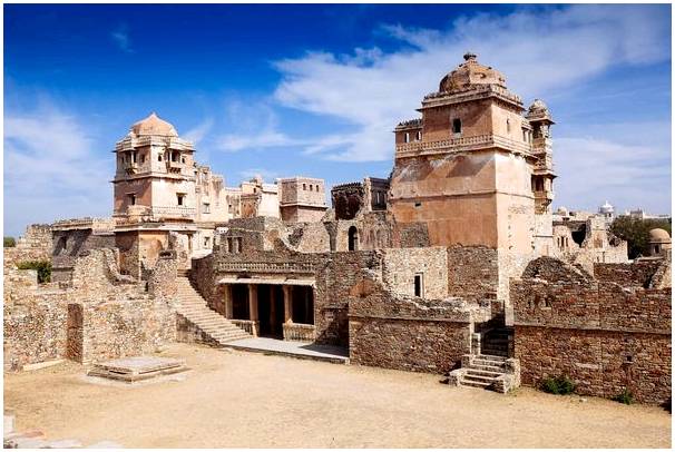 Откройте для себя внушительный форт Читторгарх в Индии.