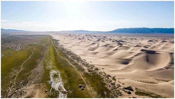 Хонгорын Элс, величественные дюны в пустыне Гоби.