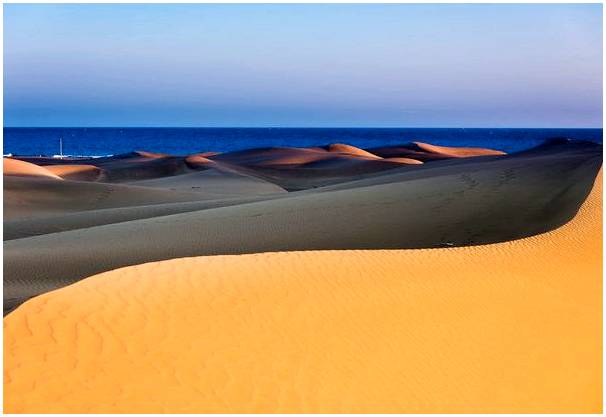 Сэндбординг в красивых песчаных дюнах