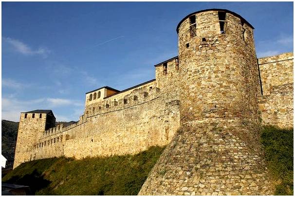 Узнайте об истории замка Понферрада в Леоне.