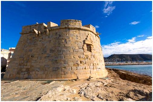 Узнайте об истории небольшого замка Морайра в Аликанте.