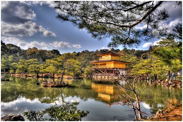Откройте для себя прекрасный Золотой павильон Киото.