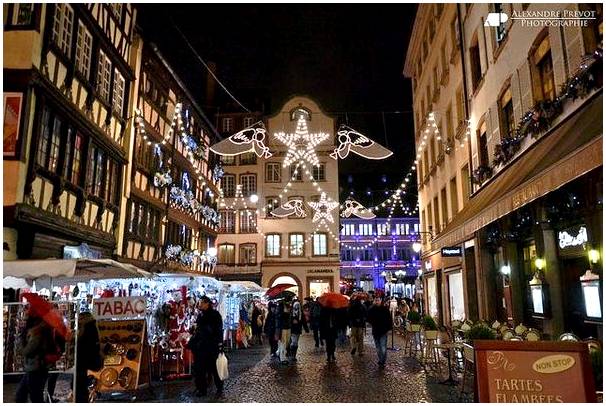 Рождественский базар в Страсбурге, столице Рождества Христова.