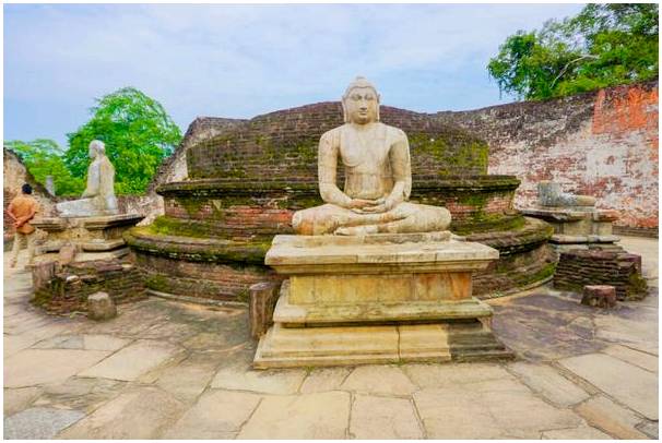 Гал Вихара на Шри-Ланке: удивительный буддийский храм