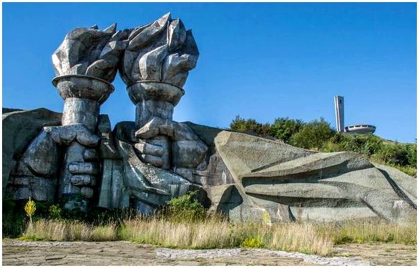 Памятник Бузлудже, необычный визит на Балканы