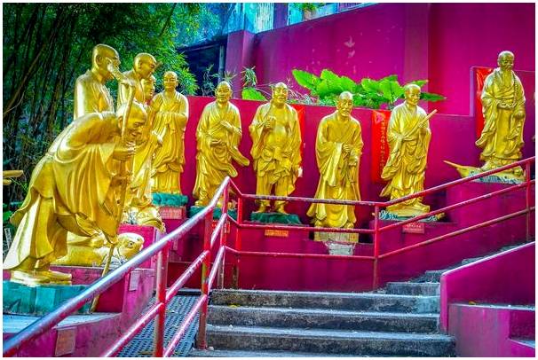 Откройте для себя Гонконгский монастырь десяти тысяч будд.