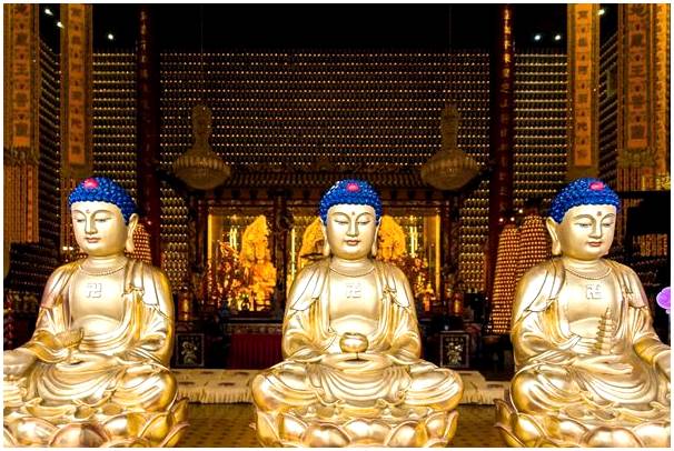 Откройте для себя Гонконгский монастырь десяти тысяч будд.