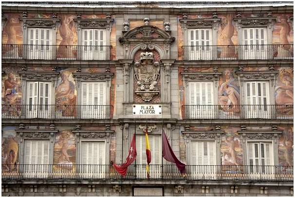 Это история площади Пласа-Майор в Мадриде.