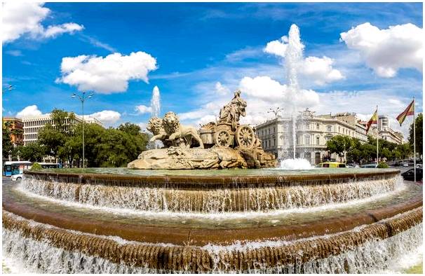 Площадь Пласа-де-Сибелес, самая символическая в Мадриде.