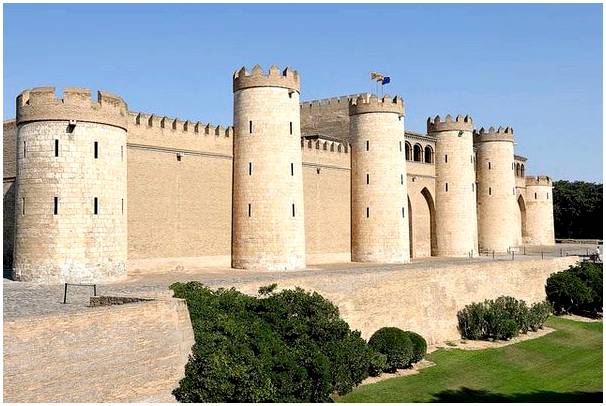 Посещение замка Альхаферия в Сарагосе.