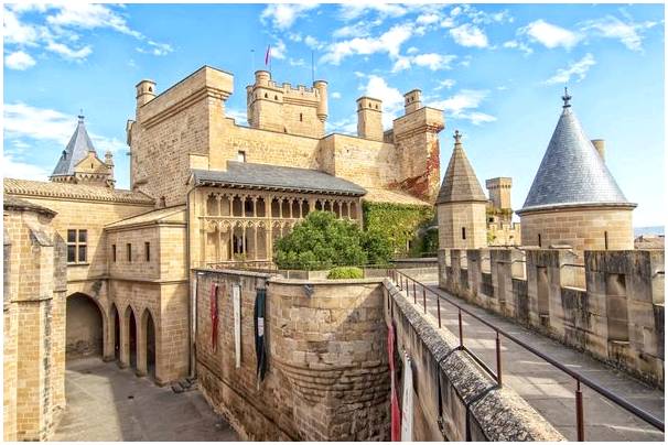 10 сказочных испанских дворцов, которые стоит посетить