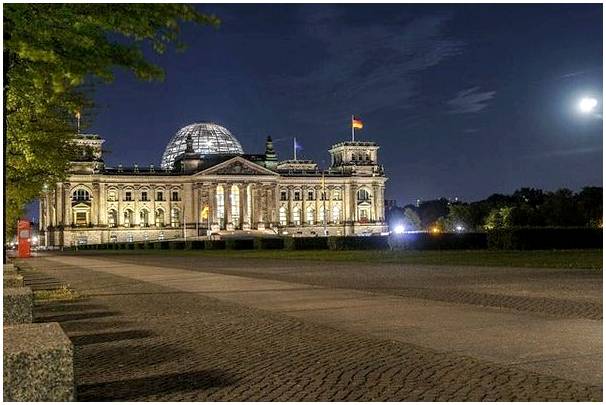 Познакомьтесь с атмосферой ночного Берлина.