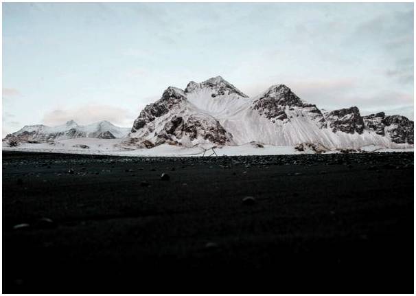 Познакомьтесь с чудесными пляжами с черным песком в Исландии.