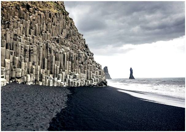 Познакомьтесь с чудесными пляжами с черным песком в Исландии.