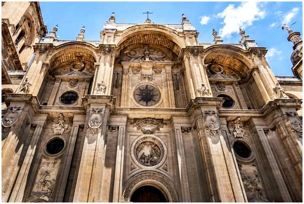 Откройте для себя секреты кафедрального собора Гранады.