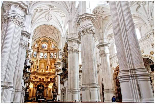 Откройте для себя секреты кафедрального собора Гранады.