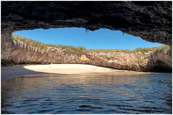 Откройте для себя Playa Escondida на Мариетских островах, Мексика.