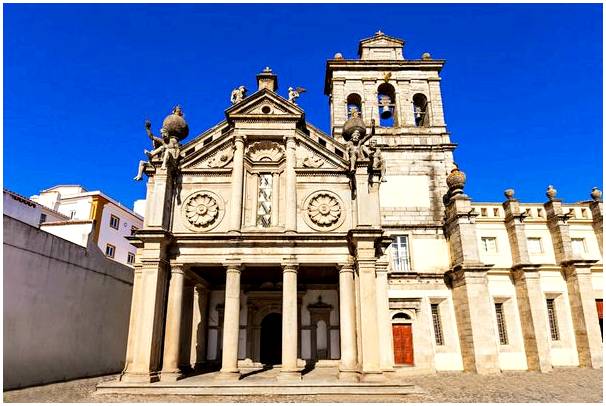 Эвора в Португалии: прогулка по истории