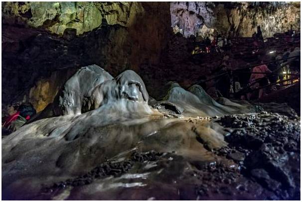 Мы исследуем чудеса пещеры Вальпоркеро.