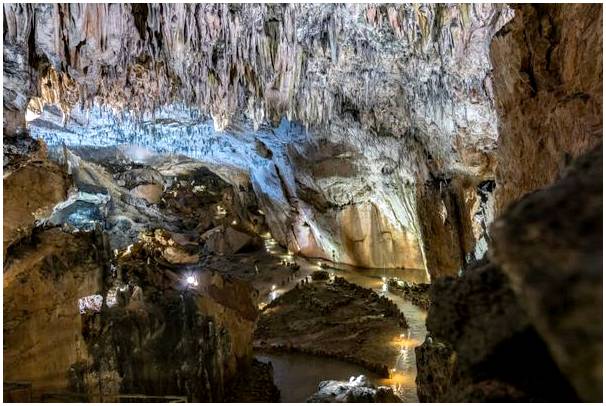 Мы исследуем чудеса пещеры Вальпоркеро.