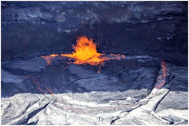 Огненное озеро на вулкане Эрта Але в Эфиопии.