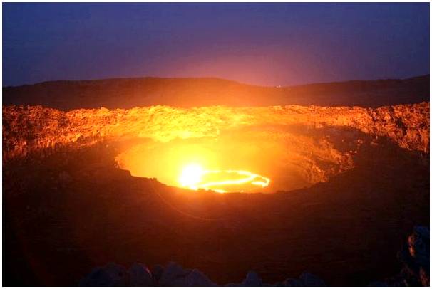 Огненное озеро на вулкане Эрта Але в Эфиопии.