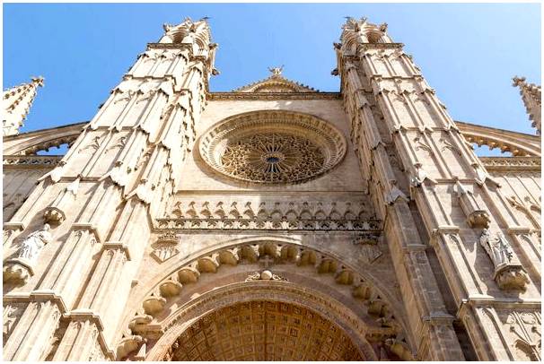 Прогулка по истории кафедрального собора Пальма-де-Майорка.