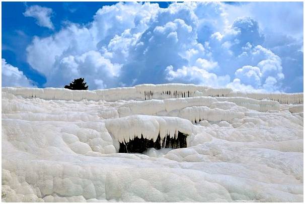 Посмотрите невероятный белый водопад Памуккале в Турции.
