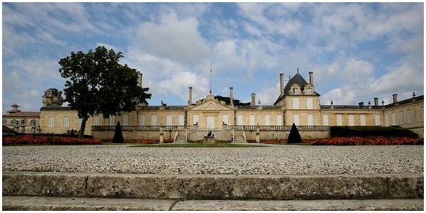 Познакомьтесь с самыми известными замками и виноградниками Бордо.