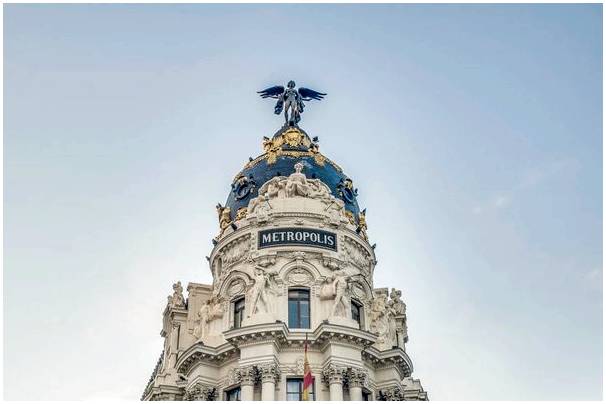 Здание Метрополиса, самый фотографируемый купол в Мадриде.
