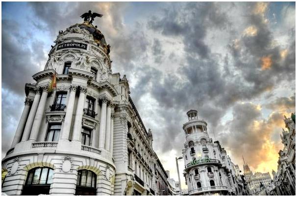 Здание Метрополиса, самый фотографируемый купол в Мадриде.