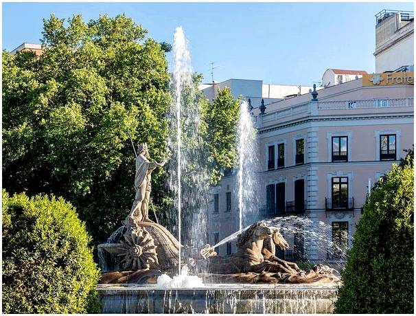 Знаете ли вы, что красно-белый фонтан Нептуна в Мадриде?