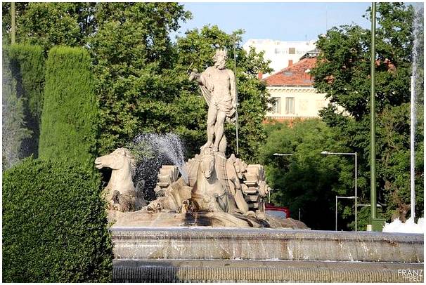 Знаете ли вы, что красно-белый фонтан Нептуна в Мадриде?