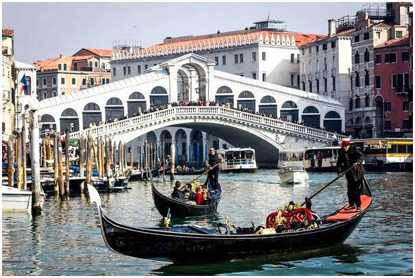 Прокатитесь на гондоле по Венеции, откройте для себя этот опыт.