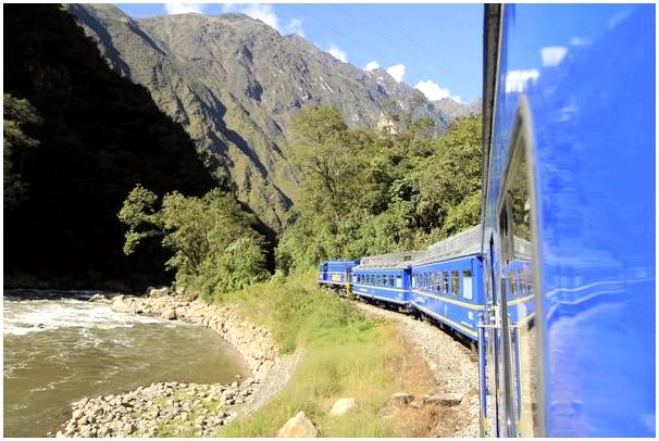 Солнечный поезд из Жужуя в Мачу-Пикчу все ближе и ближе