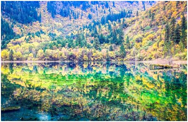 Озеро пяти цветов, сокровище природы Китая.