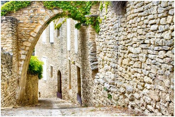 Горд, красивая средневековая деревня в Провансе.